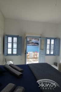 锡基诺斯岛Seaside Traditional Cycladic House的一间卧室配有一张床,享有水景