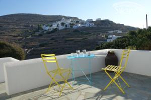 锡基诺斯岛Sikinos Elegant Studio的美景阳台配有两把椅子和一张桌子