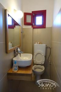 锡基诺斯岛Anna's House的一间带卫生间、水槽和镜子的浴室