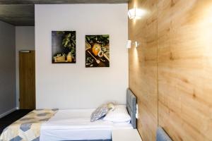 露米雅Hotel 107的卧室配有一张床,墙上有三幅照片