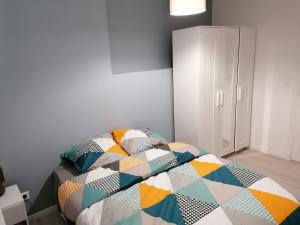 克莱蒙费朗SWEET Appartment avec Wifi et parking的一间卧室配有一张带五颜六色被子的床