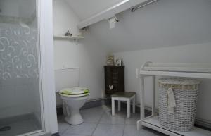 布里阿尔Chambre d'hôtes face à Briare的白色的浴室设有卫生间和凳子