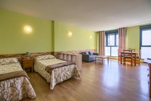马德里巴拉哈斯公寓的酒店客房带两张床和一个客厅