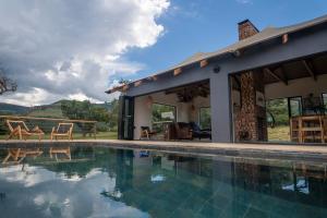 Sasi Africa Luxury Tented Bush Lodge内部或周边的泳池