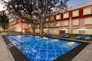 阿姆利则Welcomhotel by ITC Hotels, Raja Sansi, Amritsar的大楼前的游泳池