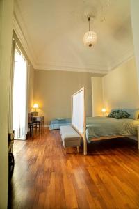 卡塔尼亚b&b le 4 leggende的一间卧室配有一张床、一张桌子和一个窗户。