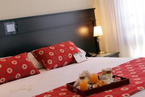 Nueve de JulioGrand Hotel Libertad的一间酒店客房,床上放着一盘食物