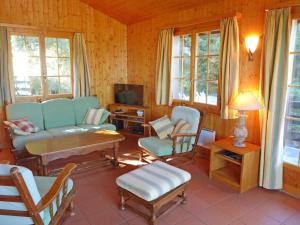 南达希尔德加德度假屋的客厅配有沙发、椅子和电视
