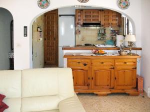 莫莱拉Holiday Home Jaen - MRA713 by Interhome的一间带白色沙发的客厅和一间厨房