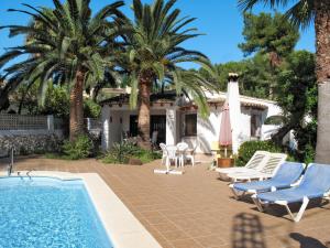 莫莱拉Holiday Home Jaen - MRA713 by Interhome的棕榈树和游泳池的房子
