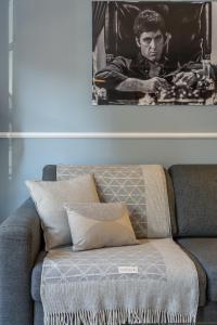 阿维尼翁麦番普罗旺斯2号公寓的一张沙发上男人的黑白照片