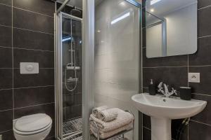 阿维尼翁麦番普罗旺斯2号公寓的一间带水槽、卫生间和淋浴的浴室