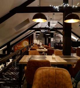 阿特L auberge de l Entre Potes- Bolia的餐厅设有木桌和椅子及灯