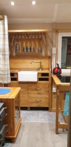 奥斯威斯Riverside Cabin in Shropshire的一个带水槽和木橱柜的厨房