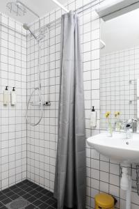 Åsensbruk阿普兰德9：9酒店的带淋浴和盥洗盆的白色浴室