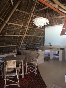 江比阿The Loft Zanzibar Kikadini Beach的客房设有书桌和桌椅。