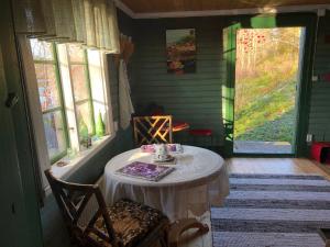 阿沃斯塔Fisherman s Cottage overlooking the river的小房间设有桌椅和窗户