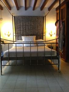 伊维萨镇拉本塔纳酒店的一间卧室配有一张带金属框架的床