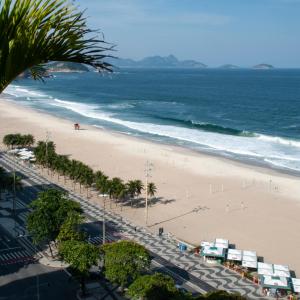 里约热内卢阿瑞纳柯巴卡巴纳酒店的享有棕榈树海滩和大海的景色
