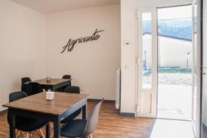 东塞斯特里Agricanto的一间设有桌椅的用餐室和墙上的标志