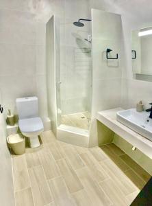 SchaslyveAl Mar Hotel的浴室配有卫生间、淋浴和盥洗盆。