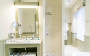 塔尔图安托尼斯酒店的一间带水槽和淋浴的浴室