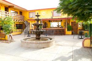 Los Algodones阿尔过多纳庄园酒店的餐厅庭院里的喷泉