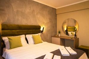 北马马亚-讷沃达里Lotus Exclusive的一间卧室配有一张大床和镜子