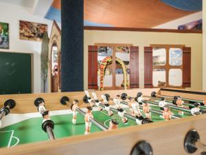 平茨高谷地霍勒尔斯巴赫Kinderbauernhof Scharrerhof的一间设有玩乒乓球游戏的娃娃的教室