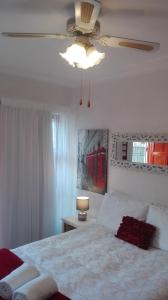 开普敦La Grâce, Durbanville的一间卧室配有一张床和吊扇