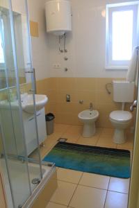 Summer house in Novalja的一间浴室