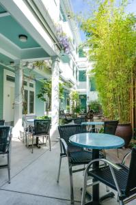 圣克鲁兹太平洋之蓝旅馆的户外庭院配有桌椅和树木。