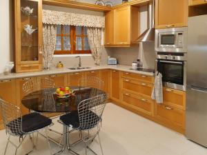 AlcoverHoliday Home Ca Romeu by Interhome的厨房配有木制橱柜和桌椅