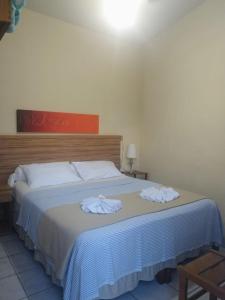迪亚曼蒂纳普莱西登特旅馆的一间卧室配有一张床,上面有两条毛巾
