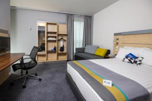 赫尔快捷假日赫尔市中心酒店的酒店客房设有一张床、一张书桌和一台电视机。
