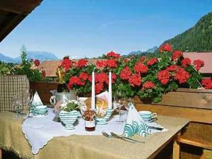 雷特温克尔Zirbelstube的一张桌子,上面放着食物和红花