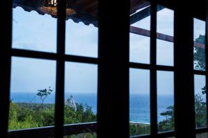 费尔南多 - 迪诺罗尼亚Pousada Vila Nakau的从窗户可欣赏到海景