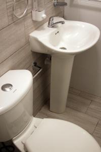 危地马拉Super Precio的白色的浴室设有卫生间和水槽。