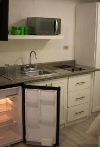 危地马拉Super Precio的厨房配有水槽和冰箱
