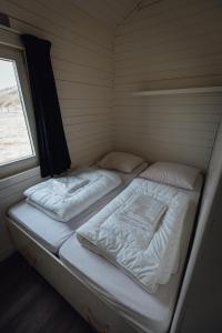 滨海卡特韦克Logeren aan Zee的小型客房 - 带2张床和窗户
