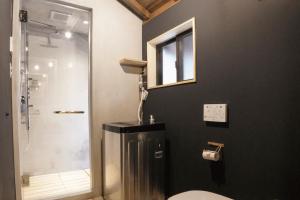 OdaLight Tomoru - Vacation STAY 25289v的带淋浴和卫生间的浴室以及窗户。