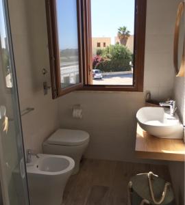 法维尼亚纳Terrazza D'Amare的一间带卫生间、水槽和窗户的浴室