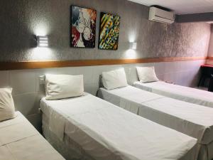 累西腓国际大酒店的三个床在一间房间里排成一排