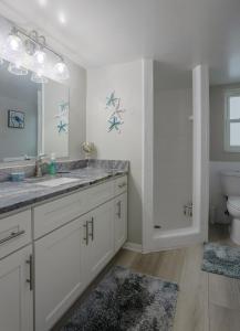 圣徒皮特海滩Waterfront & Pool B Star5Vacations的白色的浴室设有水槽和卫生间。