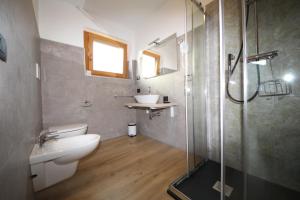 奥伦佐卡多利Belvedere的带淋浴、卫生间和盥洗盆的浴室