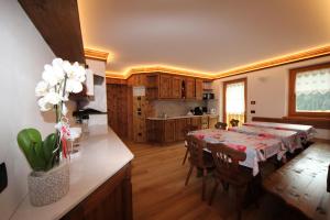 奥伦佐卡多利Belvedere的厨房以及带桌椅的用餐室。