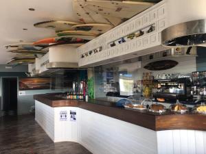 朗格勒韩德冲浪旅馆的餐厅内的酒吧,天花板上设有冲浪板