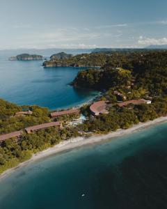 CulebraFour Seasons Resort Peninsula Papagayo, Costa Rica的享有海滩和海洋的空中景致