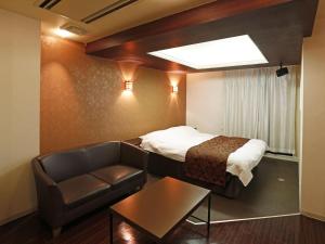 各务原市Hotel Fine Garden Gifu的酒店客房,配有床和沙发