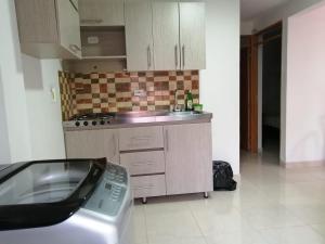 Apartamento completo medellin的厨房或小厨房